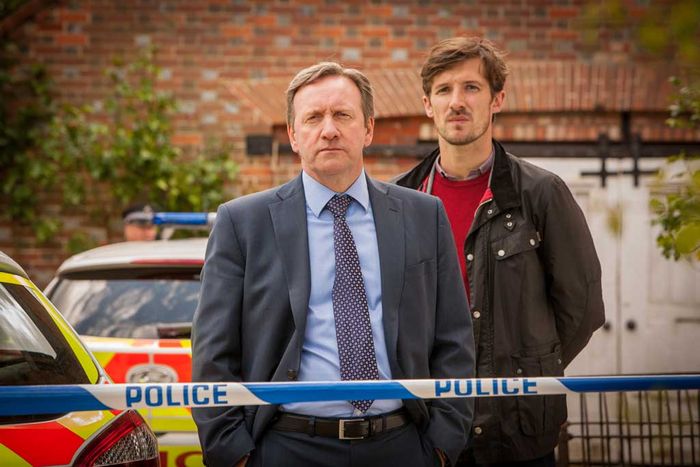 Barnaby (Neil Dudgeon) und Nelson (Gwilym Lee)  haben es mit einer rätselhaften Mordserie zu tun.. Bild: Sender / Mark Bourdillon 