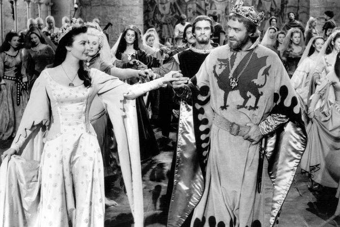 Königin Guinevere (Ava Gardner) und König Artus (Mel Ferrer) beim Tanz
Bild: Sender / Warner Bros. Entertainment Inc