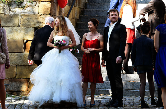 Das Brautpaar Marie (Teresa Klamert) und Daniel (Moritz von Zeddelmann) warten mit Julia (Inka Friedrich) vergeblich auf Papa Schwegler und Papa Dillinger. Bild: Sender / SWR / Schwabenlandfilm / Reiner Pfisterer