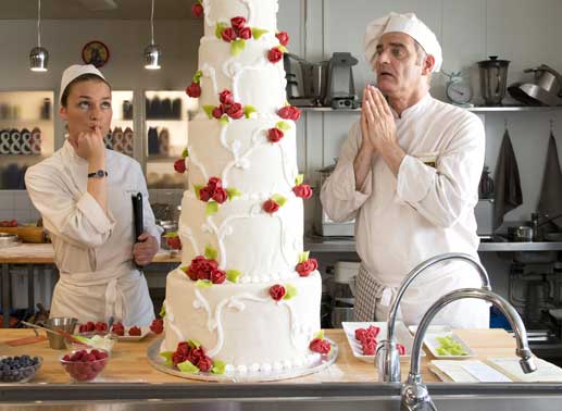 Hilla (Josephin Busch) freut sich, dass sie bei dem ber&uuml;hmten Patisseur Mika Stendal (Heinrich Schafmeister) im noblen Hotel "Sternberg" anheuern kann. Bild: Sender / Marco Meenen