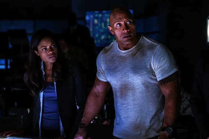 aomie Harris (Dr. Kate Caldwell), Dwayne 'The Rock' Johnson (Davis Okoye). Bild: Sender / ORF / Pro7 / 2018 Warner Bros.