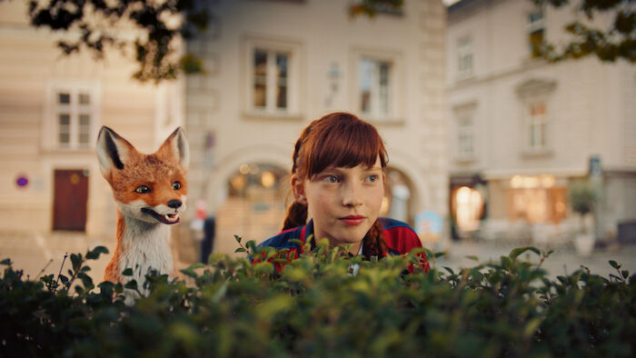 Die Schule der magischen Tiere: Fuchs Rabbat (und Ida Kronenberg (Emilia Maier). Bild: Sender / RTL / 2021 LEONINE Studios