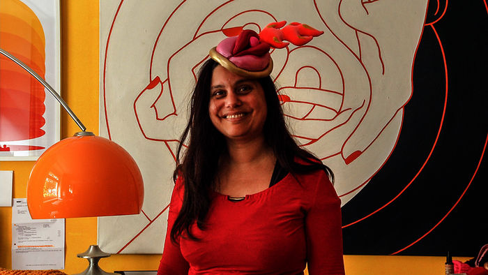 Mithu Sanyal mit speziellem Hut. Bild: Sender / ORF / NGF Geyrhalterfilm