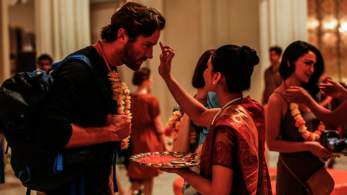 Hotel Mumbai: David (Armie Hammer) und seine Frau Zahra (Nazanin Boniadi) werden im Hotel willkommen geheißen. Bild: Sender / SQUAREONE ENTERTAINMENT