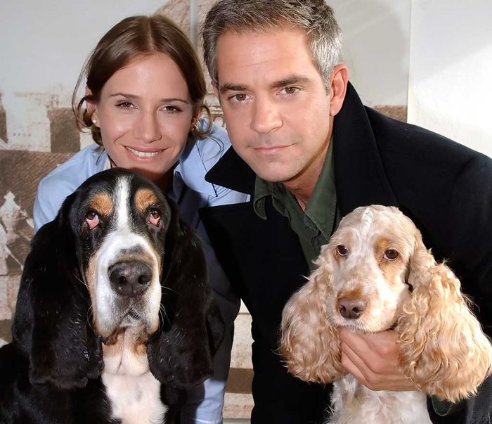 Nadeshda Brennicke (Katrin) und Florian Fitz (Max) mit Hundepaar Arnold und Joy. Bild: Sender / /Ali Schafler