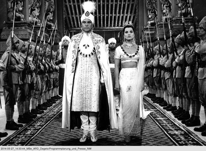 Der Maharadscha Chandra (Walter Reyer) will die Tänzerin Seetha (Debra Paget) zur Frau nehmen. Bild: Sender / CCC Filmkunst