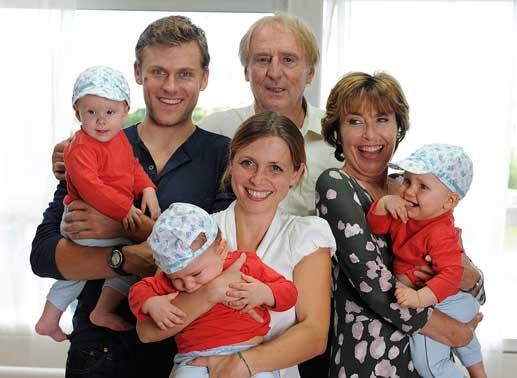 Eine sympathische Familie: Die Journalistin Linda Rosenau (Thekla Carola Wied, re.), ihre Tochter Tochter Leonie (Julia Brendler), der Lateinlehrer Jakob Buchmann (Günther Maria Halmer), dessen Sohn Thomas (Jens Atzorn, li.) und die putzigen Drillinge. Bild: Sender