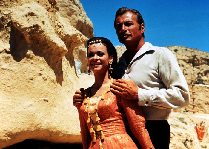 Der Schatz der Chaldäer befindet sich in einem Berg, der von Mara Durimeh bewacht wird. Um an diesen Schatz zu kommen, entführen die Banditen die Enkelin Ingscha (Marie Versini). Kara Ben Nemsi (Lex Barker) und seine Freunde befreien sie. Bild: Sender