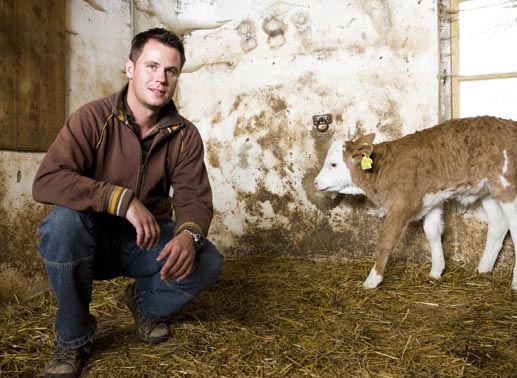 Michael, der fesche Almwirt, 29 Jahre, aus Kärnten. Michael betreibt einen kleinen Bergbauernhof und eine kleine Almhütte mit Jausenstation und Sennerei auf 1800 m Seehöhe.  Nun möchte er eine nicht zu dürre aber schlanke, lebensfrohe und lustige Frau finden. Bild: Sender