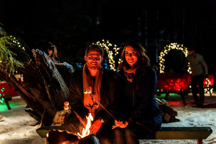 Beim gemeinsamen Stockbrot machen wird Emory (Bridget Regan) und Scott (Travis Van Winkle) warm ums Herz. Bild: Sender / SUPER RTL