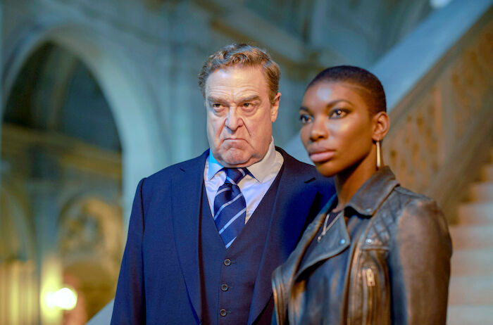 Black Earth Rising: Kate (Michaela Coel) und Michael (John Goodman) trauern um die ermordete Eve. Wer steckt hinter dem schrecklichen Attentat? Bild: Sender /  Des Willie