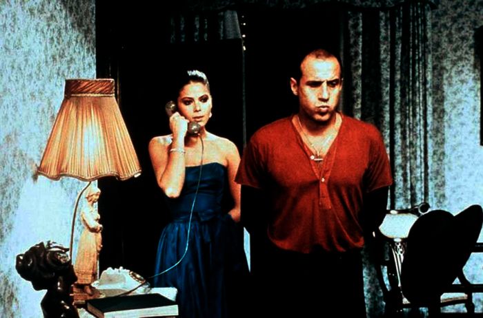 Der eingefleischte Junggeselle Elia (Adriano Celentano) würde die attraktive Mailänderin Lisa (Ornella Muti) am liebsten wieder vor die Tür setzen. Bild: Sender / MDR / Koch Media