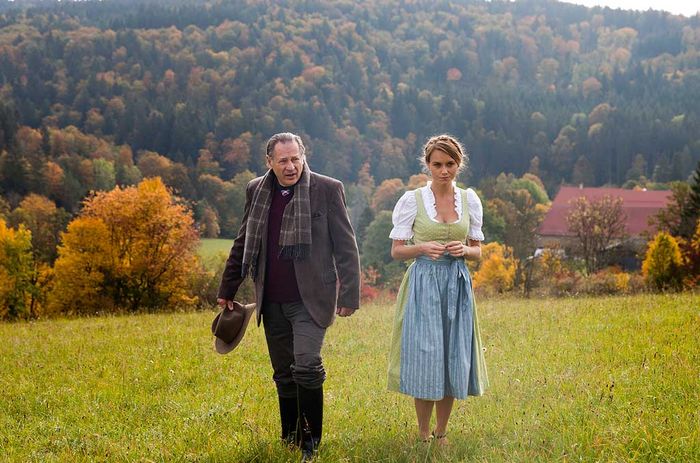 Alois Biesinger (Klaus Pohl) zeigt Sveta (Anna Unterberger) seinen Hof und das Land. Er hat Gefallen an der jungen Rumänin gefunden und macht ihr ein gutes Angebot für ein Leben auf seinem Hof, spätere Heirat allerdings ausgeschlossen. Bild: Sender / SWR / Maor Waisburd