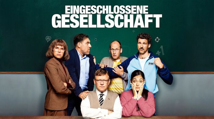 Eingeschlossene Gesellschaft: Das Lehrerkollegium: Lateinlehrer Engelhardt (Justus von Dohnányi), „Schülerversteher“ Holger Arndt (Thomas Loibl), Sportlehrer Mertens (Florian David Fitz), Referendarin Sarah Schuster (Nilam Farooq), Französischlehrerin Heidi Lohmann (Anke Engelke) und Chemielehrer Bernd Vogel (Torben Kessler) werden erpresst. Bild: Sender / 2022 BantryBay Productions GmbH / Deutsche Columbia Pictures Filmproduktion GmbH / ARD Degeto