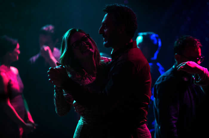 Gloria Bell: Gloria (Julianne Moore) erlebt einen rauschenden Discoabend mit Arnold (John Turturro). Bild: Sender / ARD Degeto / SquareOneEntertainment