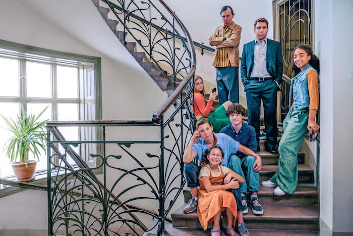 Tiefwassertaucher unterm Dach: Emma Filipović (Elke Reiter), Martina Ebm (Annie Breuer), Ariana St&ouml;ckle (Lena), Rainer Egger (Gustav Fiala), Leopold Pallua (Tino), Hanno Koffler (Richard Tomek), Safira Robens (Saba Abun). Bild: Sender / Gebhardt Productions / Anjeza Cikopano