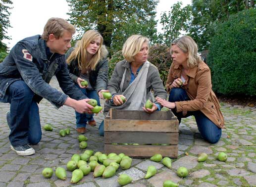 Ines (Susanne Sch&auml;fer, re.), ihre Tochter Jo (Anna Hausburg) und deren Freund Sascha (Dennis Mojen) merken deutlich, dass die trauernde Anna (Jutta Speidel) mit der Arbeit auf dem Hof ganz alleine &uuml;berfordert ist. Bild: Sender