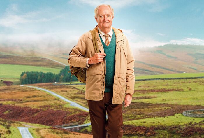 Die unwahrscheinliche Pilgerreise des Harold Fry: Der pensionierte Versicherungsangestellte Harold Fry (Jim Broadbent) erh&auml;lt einen Brief von jemanden, die er seit langem nicht mehr gesehen hat: seiner Ex- Kollegin Queenie, die todkrank im Sterben liegt. Bild: Sender / Embankment Films