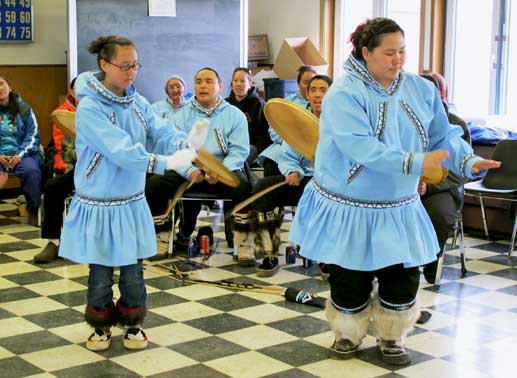 Traditioneller Eskimotanz in Wainwright, Alaska. Bild: Sender