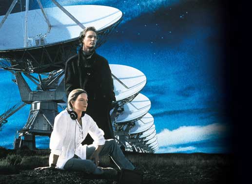 Mit einer Botschaft aus der Tiefe des Weltalls, beginnt das gr&ouml;&szlig;te Abenteuer der Menschheit: Ellie Arroway (Jodie Foster) und Palmer Joss (Matthew McConaughey) ... Bild: Sender