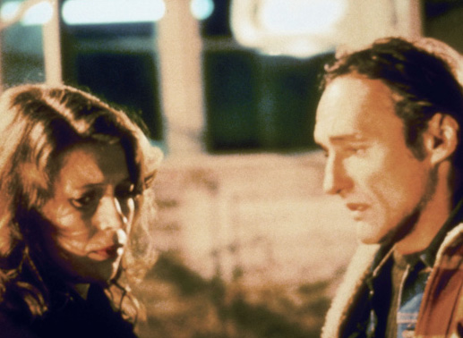 Marianne Zimmermann (Lisa Kreuzer) ist wegen des mysteriösen Amerikaners Tom Ripley (Dennis Hopper) besorgt, der ihren schwerkranken Mann verfolgt. Bild: Sender