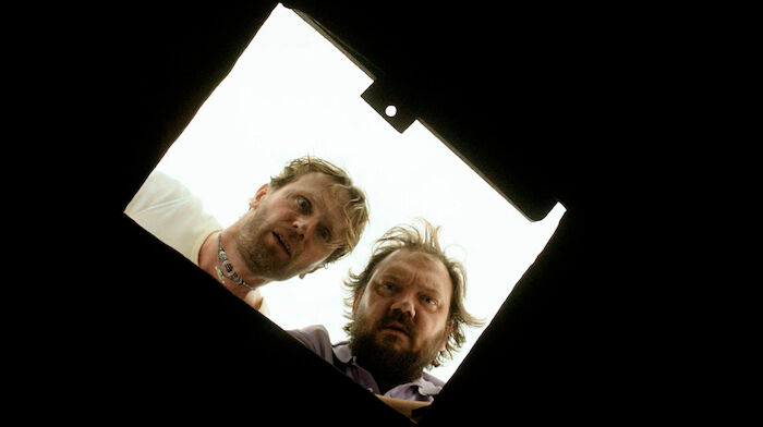 Micha denkt groß: Ein Blick in den Brunnen: Jonas Oppermann (Ulrich Brandhoff) und Micha (Charly Hübner). Bild: Sender / ARD Degeto /MDR / Florida Film / Moritz Schultheiß (Repro)