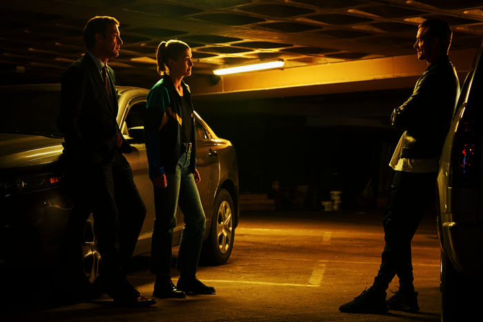 The Informer - Wettlauf gegen die Zeit: Die FBI-Agentin Wilcox (Rosamund Pike) und ihr Kollege Montgomery (Clive Owen) schlagen Pete Koslow (Joel Kinnaman) einen Deal vor, den er nicht ablehnen kann. Bild: Sender / ZDF / Aidan Monaghan