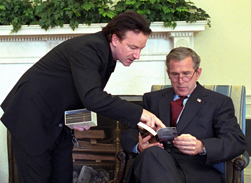 Sänger Bono trifft den damaligen US-Präsidenten George W. Bush im Oval Office. Bild: Sender