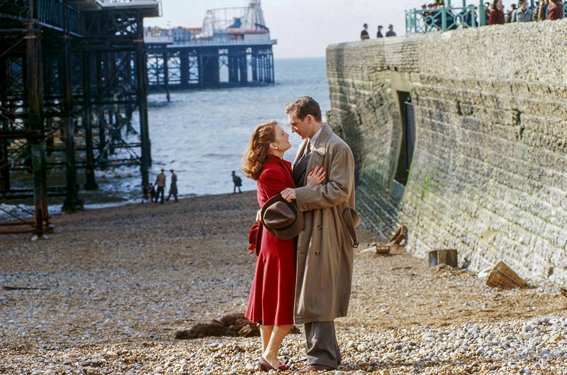 Sarah (Julianne Moore) und Maurice (Ralph Fiennes) genießen eine Auszeit am Meer. Bild: Sender / David Appleby 