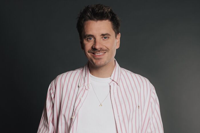 BR-Journalist Kevin Ebert ist ab September neben Elena Kuch neuer fester Host in "11KM: der tagesschau-Podcast" von NDR und BR. Bild: Sender / BR / Vera Hutchison-Bird