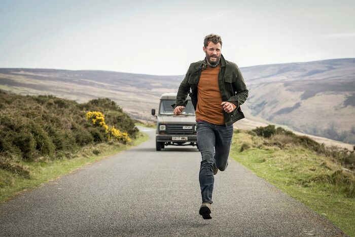 The Tourist - Irisches Blut: Andere Landschaft, bekannte Situation für Elliot Stanley (Jamie Dornan): Er ist mal wieder auf der Flucht. Bild: Sender / ZDF / Steffan Hill