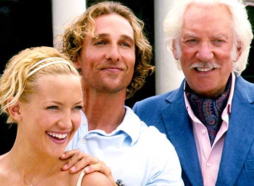 Weil er hochverschuldet ist, muss Benjamin (Matthew McConaughey, M.) den Schatz so schnell wie möglich finden. Er überzeugt seine Frau Tess (Kate Hudson, l.) und den Millionär Nigel Honeycutt (Donald Sutherland, r.), ihm bei der Suche zu helfen ... Bild: Sender / Warner Brothers