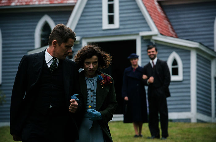 &bdquo;Maudie&rdquo; erz&auml;hlt die wahre und sehr ber&uuml;hrende Geschichte von Everett (Ethan Hawke) und Maud (Sally Hawkins), die beide vom Leben nie beg&uuml;nstigt wurden, aber durch ihre Liebe f&uuml;reinander das gr&ouml;&szlig;te Gl&uuml;ck fanden. Bild: Sender / Courtesy of Mongrel Media