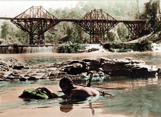 Soldat und die Brücke am Kwai im Hintergrund. Bild: Sender