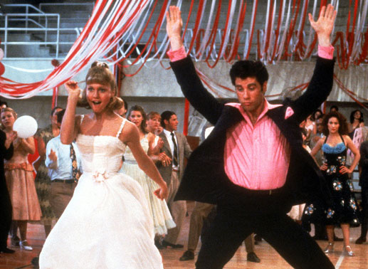 Ein Traumpaar außer Rand und Band: Beim diesjährigen Schulball stürmen Danny (John Travolta) und Sandy (Olivia Newton-John) die Rock 'n' Roll-Tanzfläche. Bild: Sender