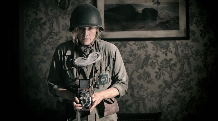 Die Fotografin: Die Fotografin Lee Miller (Kate Winslet) hält die Schrecken des Krieges mit ihrer Kamera aus nächster Nähe fest. Bild: Sender / Sky UK Ltd / Kimberley French,