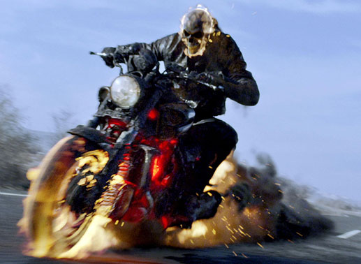 Um den Jungen Danny und dessen Mutter aus den Fängen Satans zu befreien, verwandelt sich Johnny Blaze erneut in den Ghost Rider (Nicolas Cage) ... Bild: Sender