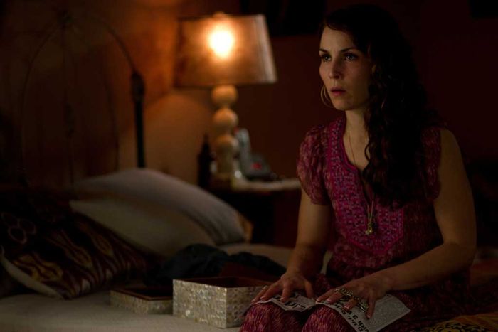 Beatrice (Noomi Rapace) führt mit ihrer Mutter ein zurückgezogenes Leben. Bild: Sender / John Baer