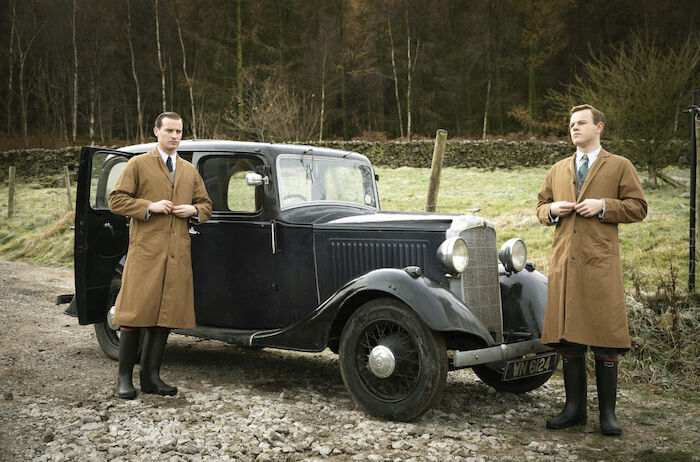 Neuverfilmung von „Der Doktor und das liebe Vieh¶: James Herriot (Nicholas Ralph) und Tristan Farnon (Callum Woodhouse). Bild: Sender / WDR / Playground Television UK Ltd & all3media international