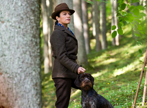 Elly Brauer (Christine Neubauer) mit ihrem Jagdhund Arco. Bild: Sender / Toni Muhr