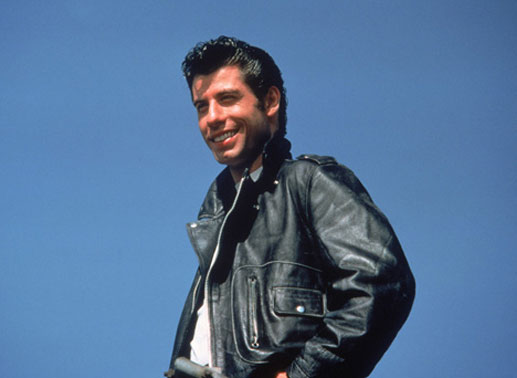 Ein Frauenheld mit schwarzem Haar und schwarzer Lederjacke: Hat sich der coole Pomaden-Danny (John Travolta) etwa doch verliebt? Bild: Sender