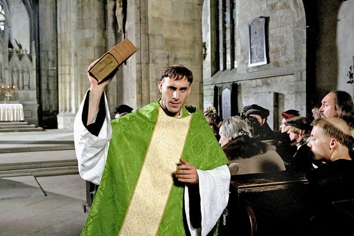 Ein bibeltreuer Christ: der Reformator Luther (Joseph Fiennes). Bild: Sender /  NFP* / Rolf von der Heydt