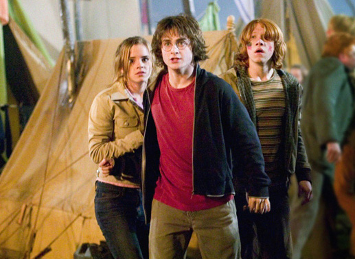 Bei den Quidditch-Weltmeisterschaften entdecken Hermine (Emma Watson), Harry (Daniel Radcliffe, Mi.) und Ron (Rupert Grint) am Himmel über dem Zeltplatz plötzlich das Dunkle Mal, das Erkennungszeichen des bösen Lord Voldemort ... Bild: Sender