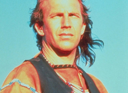 Leutnant John Dunbar (Kevin Costner) lässt sich als hochdekorierter Offizier der Nordstaatenarmee in den Westen versetzen - an jene Zivilisationsgrenze, über die hinaus noch nie ein Weißer seinen Fuß setzte ... Bild: Sender / Orion Pictures Corporation