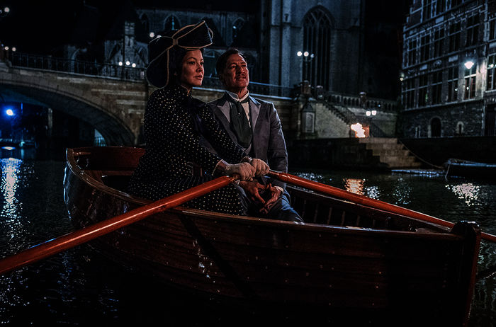 Die Liebesleute fahren Boot: Polly Peachum (Hannah Herzsprung) und Macheath (Tobias Moretti). Bild: Sender / SWR / Wild Bunch Germany / Stephan Pick