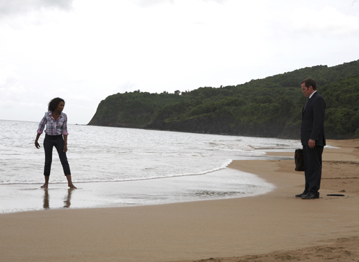 Camille (Sara Martins) versucht Richard (Ben Miller) die schönen Seiten des Insellebens näher zu bringen. Bild: Sender