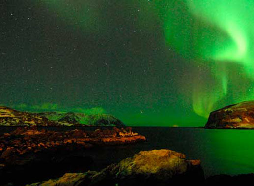 Im Winter geht die Sonne zwei Monate lang nicht auf. Am Himmel leuchten dafür geheimnisvolle Polarlichter, hervorgerufen durch winzige, elektrisch geladene Teilchen, die der Sonnenwind aus der Tiefe des Alls auf die Erde weht. Bild: Sender