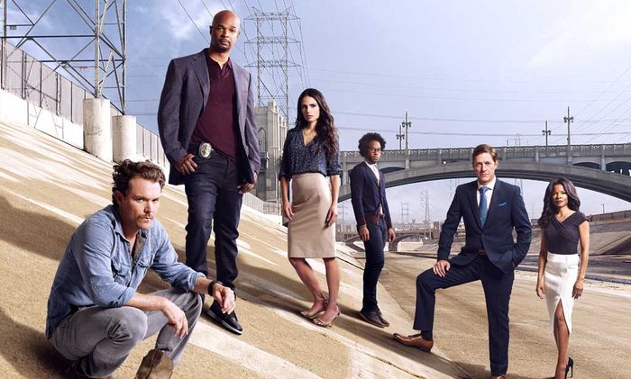 Clayne Crawford (Martin Riggs), Damon Wayans (Roger Murtaugh), Jordana Brewster (Dr. Maureen 'Mo' Cahill), Johnathan Fernandez (Scorsese), Kevin Rahm (Captain Avery Brooks), Keesha Sharp (Trish Murtaugh). Bild: Sender/Warner