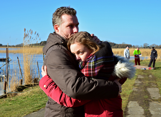 Heiner (Dirk Borchardt) und Anke Krenzlin (Mathilde Bundschuh) trauern um den verstorbenen Sohn und Bruder  Thomas. Bild: Sender