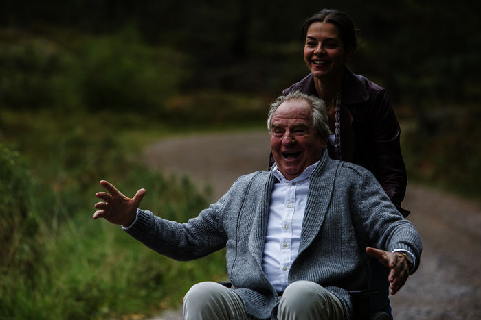 Allmählich freundet sich Ingmar (Friedrich von Thun) mit Elin (Susan Hoecke) an. Bild: Sender / ZDF / Daniel von Malmborg